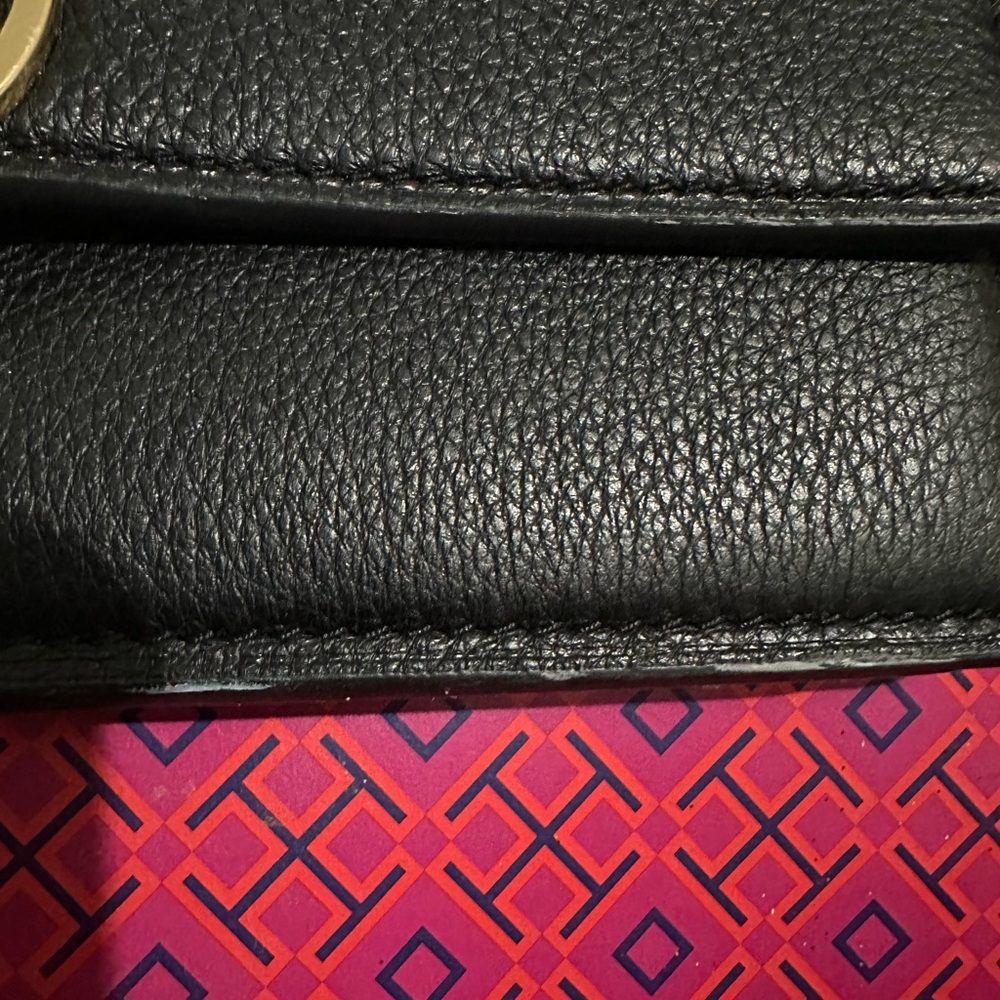 LIMITED EDITION SHOULDER BAG - TORY BURCH 
Black Leather Crossbody Bag - Picture 9 of 9